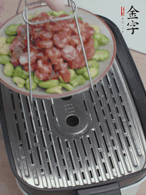 蠶豆鋪底，香腸鋪上，上鍋蒸15分鐘。