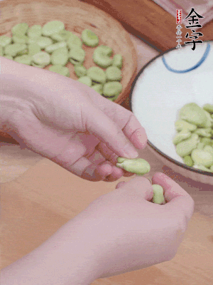 蠶豆剝殼，去掉豆衣，切碎。