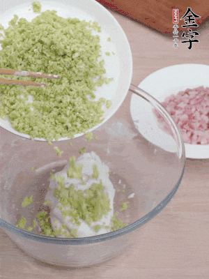 糯米粉邊揉邊加水，成團(tuán)后揉進(jìn)蠶豆、咸肉。
