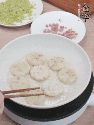 鍋中涼油，慢煎至兩面有脆殼。（油可以多一點(diǎn)）