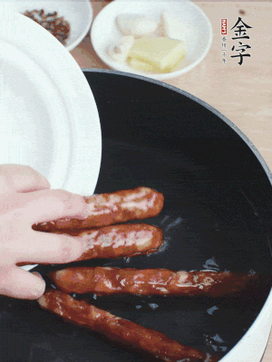 金字香腸水煮15分鐘，撈出切薄片。