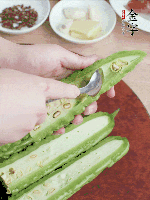 苦瓜去籽切薄片，一點鹽拌勻，10分鐘后沖洗控干。香蔥切蔥花、姜切末、蒜拍碎、干辣椒切圈。