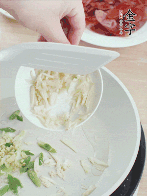 油4成熱，下蔥姜蒜、干辣椒、花椒煸出香味。