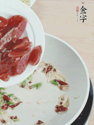 放香腸、苦瓜快速翻炒。