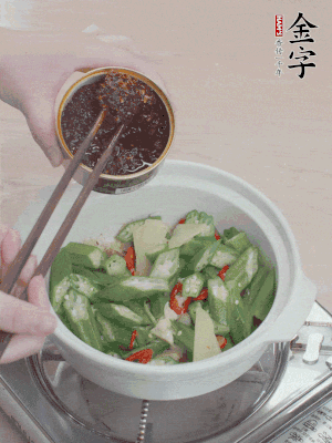 加1勺金字火腿干貝醬、1/2勺生抽攪拌均勻。