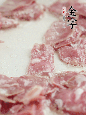 炒鍋熱油，下培根火腿煸炒。