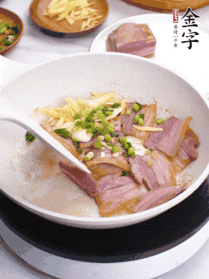 咸肉入鍋里煎至微金黃，下蔥姜蒜，撒幾顆花椒。