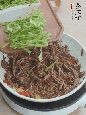 水分煸干，下青椒絲快炒1分鐘。