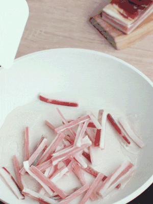 熱鍋涼油，下咸肉絲煸至出油。