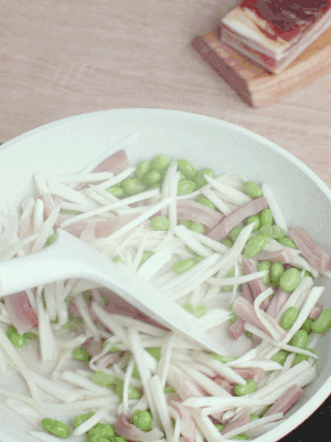 下茭白絲、青豆翻炒。