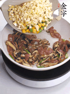 鍋里熱油，爆香蔥白，下香腸片炒至微微出油，加時蔬粒、香菇粒、春筍粒翻炒均勻。