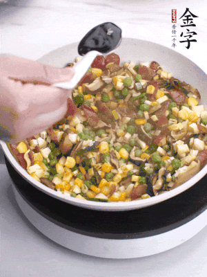 加2勺生抽、1勺蠔油、半勺老抽調(diào)味。