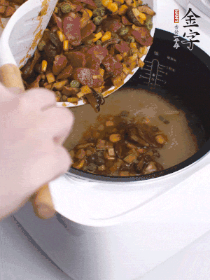 鋪在洗好的大米上，加清水，與食材持平。