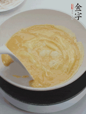 2個(gè)雞蛋炒散。