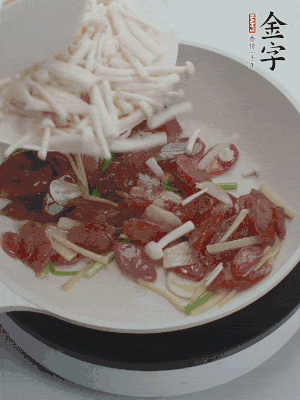 放白玉菇、青紅辣椒、雞蛋。