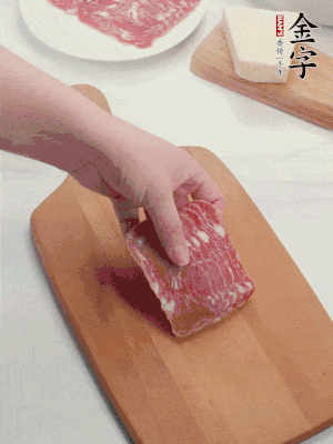 金字培根火腿改刀切小片；白洋蔥切?。恍迈r豌豆剝殼。