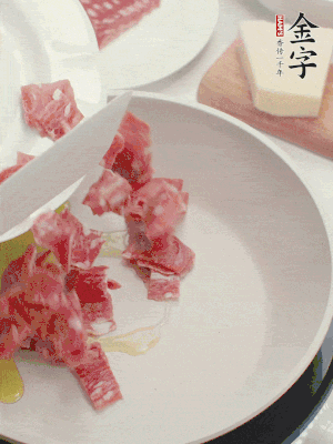 橄欖油煸香金字培根火腿。依次下豌豆、蝴蝶面、洋蔥。