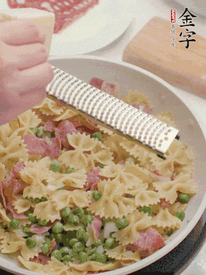 收汁后加入帕爾瑪芝士、歐芹碎和檸檬汁。