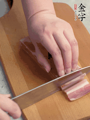 百合切去頭尾，分開洗凈;咸肉切薄片。