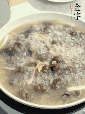 放辣椒，加一點(diǎn)鹽、糖，大火翻炒。