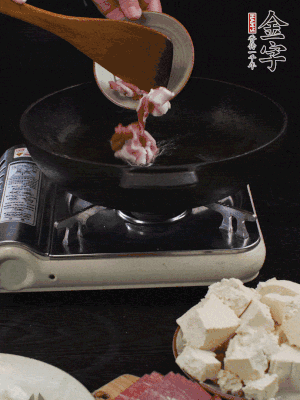 冷油潤鍋，下五花肉煸香。