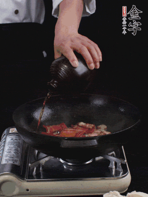 再下火腿片，淋少許黃酒添香。