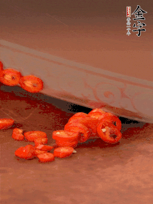 小米辣切圈，大蒜切片。