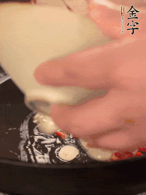 豬油潤(rùn)鍋，下辣椒、大蒜、火腿片煸香。