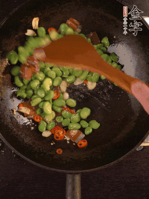 再下蠶豆煸炒，加1勺料酒調(diào)味。