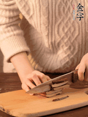 金字淡咸肉、香干分別切丁。