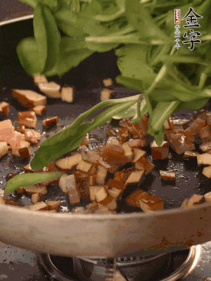 再放香干煸炒，最后放馬蘭頭翻炒至變軟。