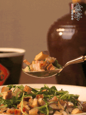 出鍋前嘗味，味淡加點(diǎn)鹽。