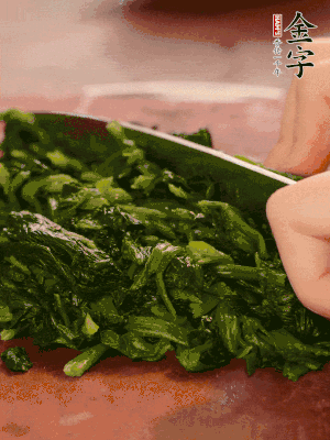 洗凈的菠菜加鹽焯水，撈出晾涼后攥干切碎。胡蘿卜切細(xì)絲。金字烤腸切園片。