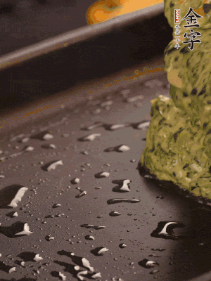 熱鍋擦一下油，下面糊攤平。