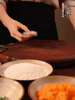 胡蘿卜去皮切丁。蝦仁切小塊。糯米提前浸泡半天。