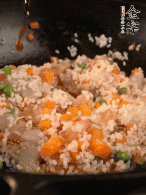 加入糯米翻炒均勻。最后加入蝦仁，用1勺料酒、1勺生抽、1/2勺鹽調(diào)味。