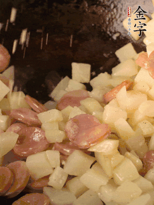 再放烤腸片煎熟。撒點鹽、孜然粉、辣椒面。