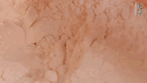 糯米粉中加入溫水，反復揉成團。