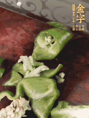 辣椒洗凈斜切成段，蒜切片。