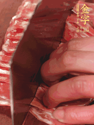 金字蒸炒火腿對半改刀。