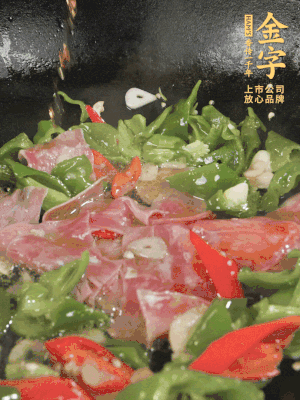 再下蒸炒火腿煸炒，加少許白糖提鮮。