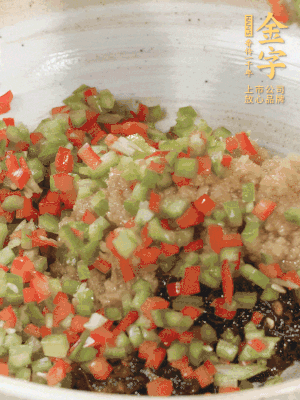 XO醬、蒜蓉醬、青紅椒粒攪拌成醬料。