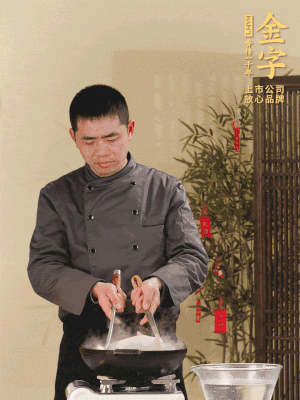 整只土雞冷水下鍋，加蔥姜、料酒焯水，撈出后用溫水清洗干凈。