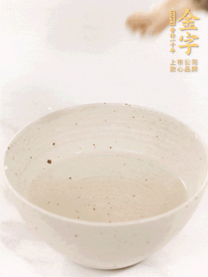 羊肚菌流水洗凈2遍后，溫水泡發(fā)15-20分鐘。