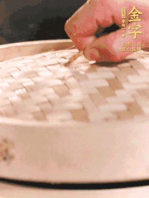 醬鴨半只加姜片、蔥、黃酒上鍋蒸20分鐘。