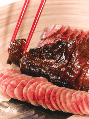 香腸、醬肉適合切片、醬鴨適合切塊。