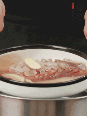置于盤(pán)中，加冰糖100g、黃酒100g、水200g，上鍋蒸20分鐘。