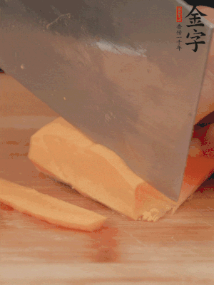 南瓜改刀切片，把蒸好的火腿鋪到南瓜上。