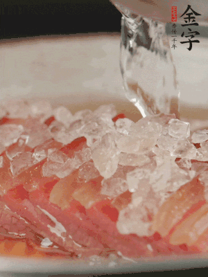 依舊放上冰糖100g、黃酒100g、水200g，鍋中再蒸15分鐘。