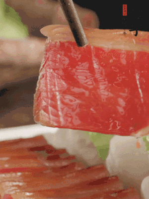 吃的時(shí)候，把薄片火腿放入荷葉夾中就可以了。